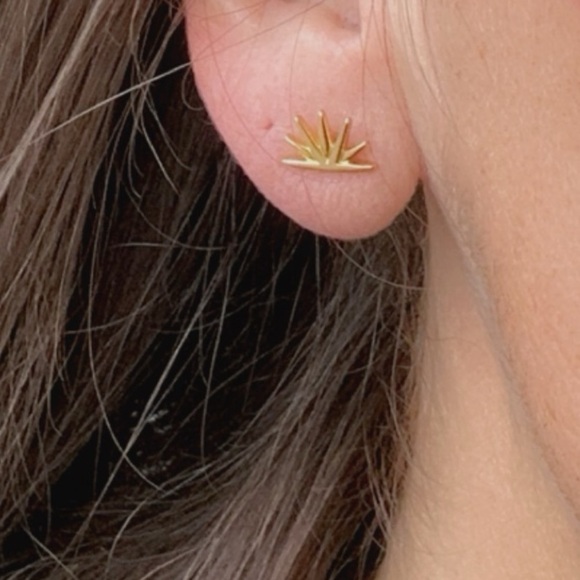 24k Gold Vermeil Simple Half Circle Spike Stud Earrings - Picture 9 of 10